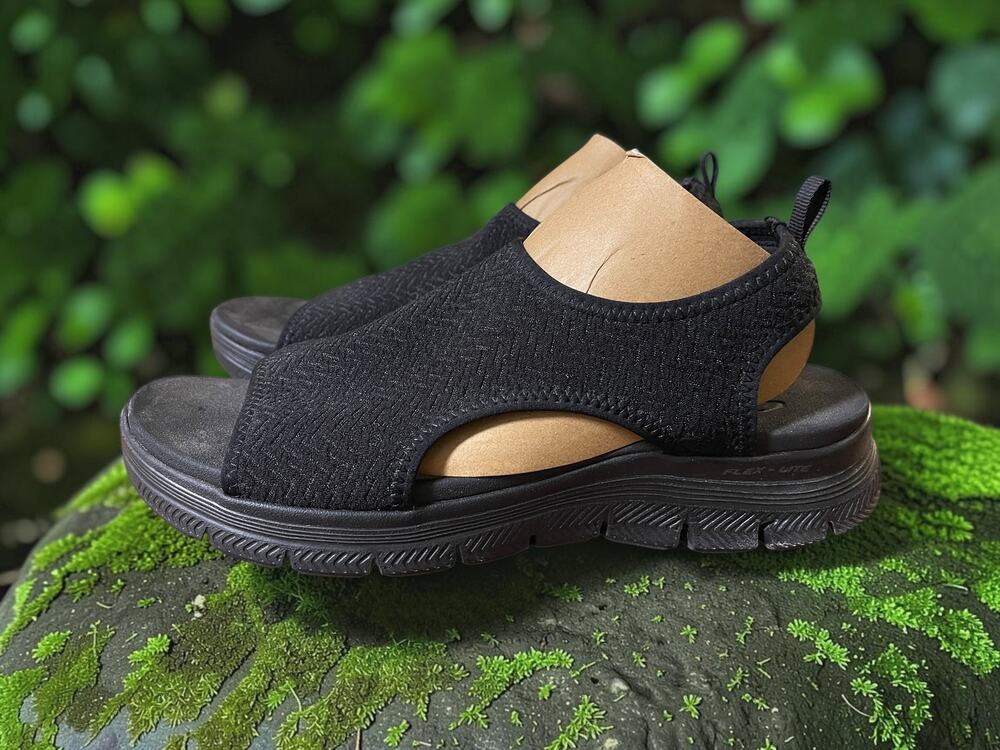 Sketchers Black Sandals Yoga Foam Size 9 Shoes Woman's Comfort Strappy Slide-on